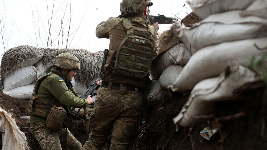 Wojna w Ukrainie - sytuacja w obwodzie ?uga?skimUkrainian soldiers shoot with assault rifles in a trench on the front line with Russian troops in Lugansk region on April 11, 2022. (Photo by Anatolii STEPANOV / AFP)ANATOLII STEPANOV