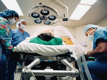 Lublin. Lekarz zarobił 220 tys. w miesiąc. Szpital tonie w milionowych długach