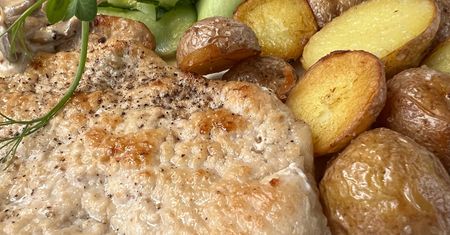 Zalewam nim schab i duszę pod przykryciem. Mięso wychodzi delikatne i bardzo soczyste