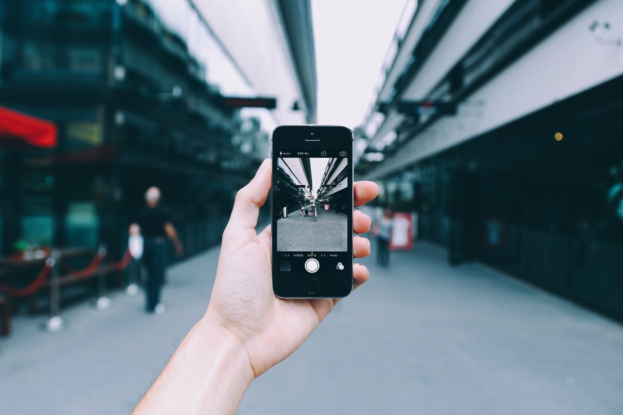 Wśród smartfonów cenionych ze względu na dobrą jakość zdjęć często wymieniane są iPhone'y