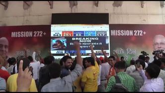 Zwolennicy opozycyjnej partii hinduskiej świętują zwycięstwo w swojej siedzibie