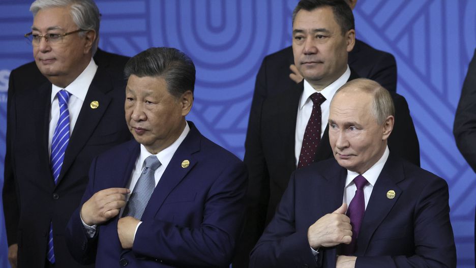  Russian President Vladimir Putin (R) speaks with Chinese President Xi Jinping 