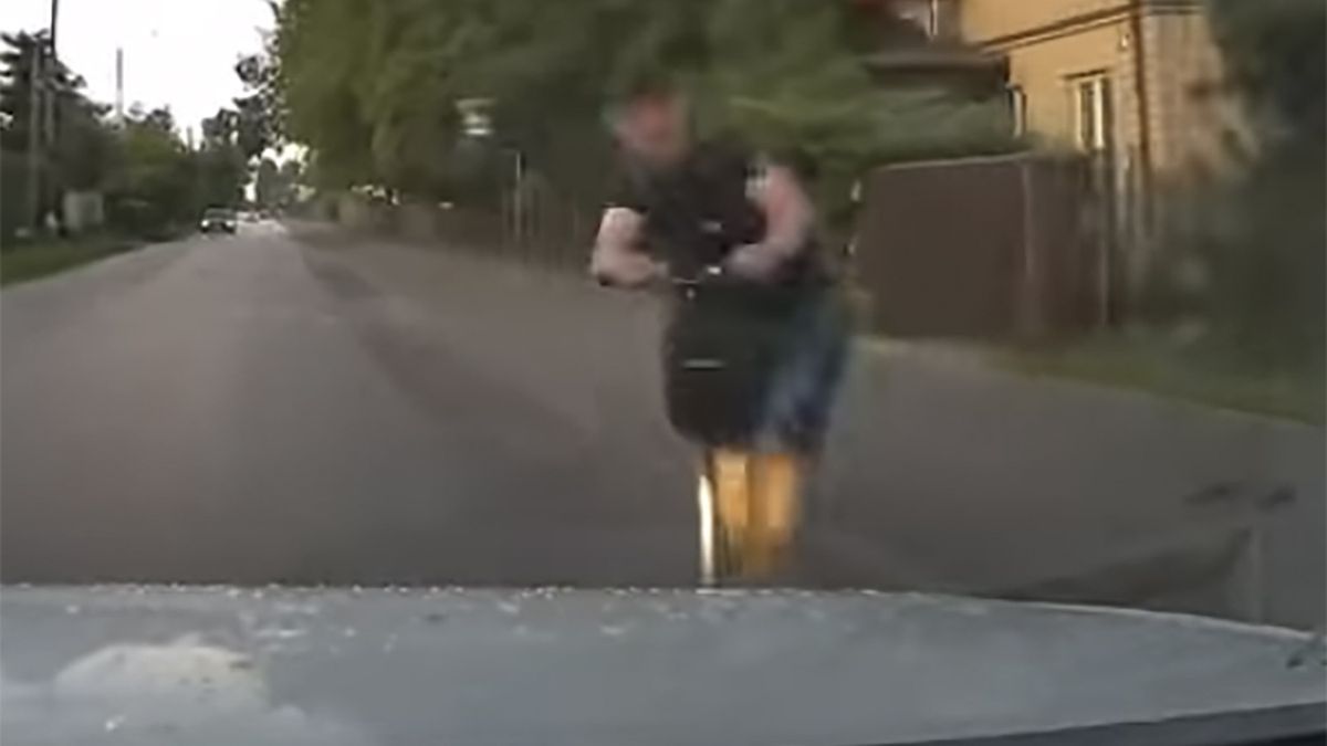 Mężczyzna wjechał na hulajnodze pod koła samochodu