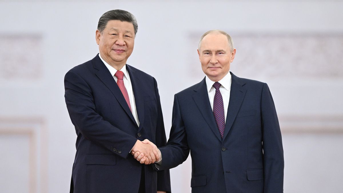 MOSCOW, RUSSIA - MAY 08: (----EDITORIAL USE ONLY - MANDATORY CREDIT - 'SERGEY BOBYLEV / HOST PHOTO-RIA NOVOSTI / POOL' - NO MARKETING NO ADVERTISING CAMPAIGNS - DISTRIBUTED AS A SERVICE TO CLIENTS----) President of Russia Vladimir Putin and President of China Xi Jinping shake hands in Moscow, Russia on May 8, 2025. (Photo by Sergey Bobylev / RIA Novosti/Anadolu via Getty Images)