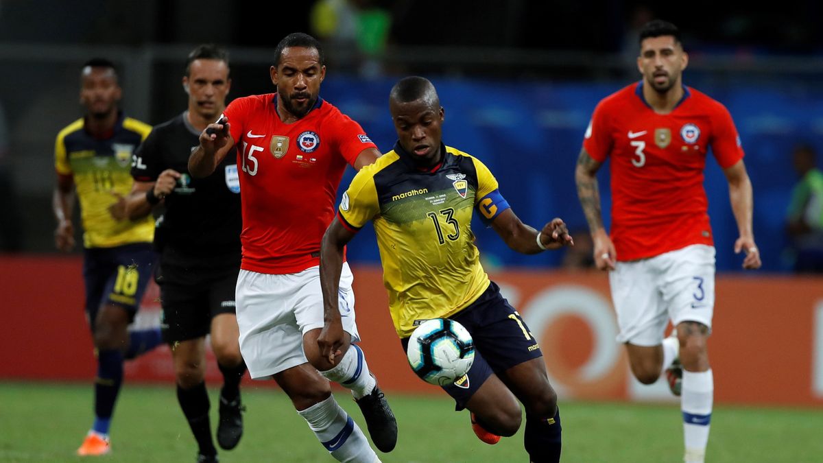 Enner Valencia (drugi od prawej) oraz Jean Beausejour (z lewej)