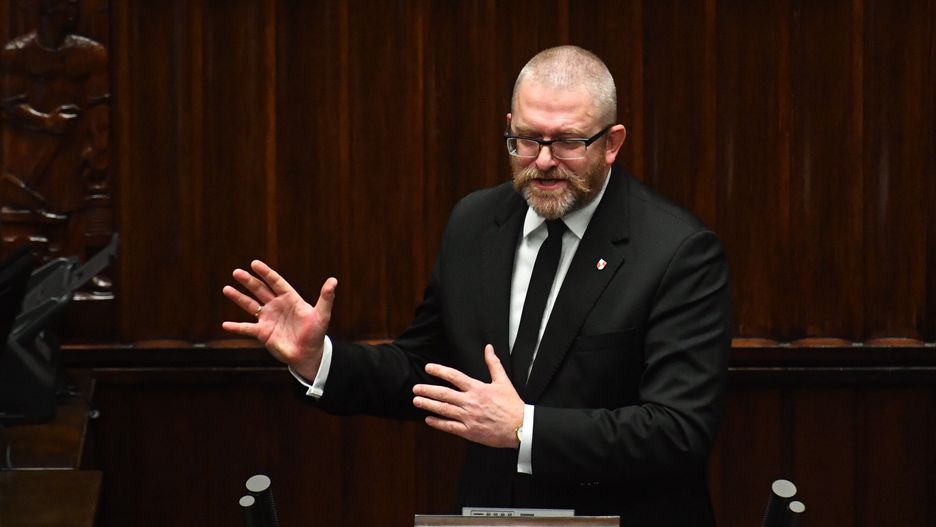 Warszawa, 17.01.2024. Poseł Konfederacji Grzegorz Braun na sali obrad Sejmu w Warszawie, 17 bm. Sejm w drugim dniu posiedzenia rozpatrzy wniosek Lewicy o odwołanie Krzysztofa Bosaka z funkcji wicemarszałka Izby. (aldg) PAP/Piotr Nowak