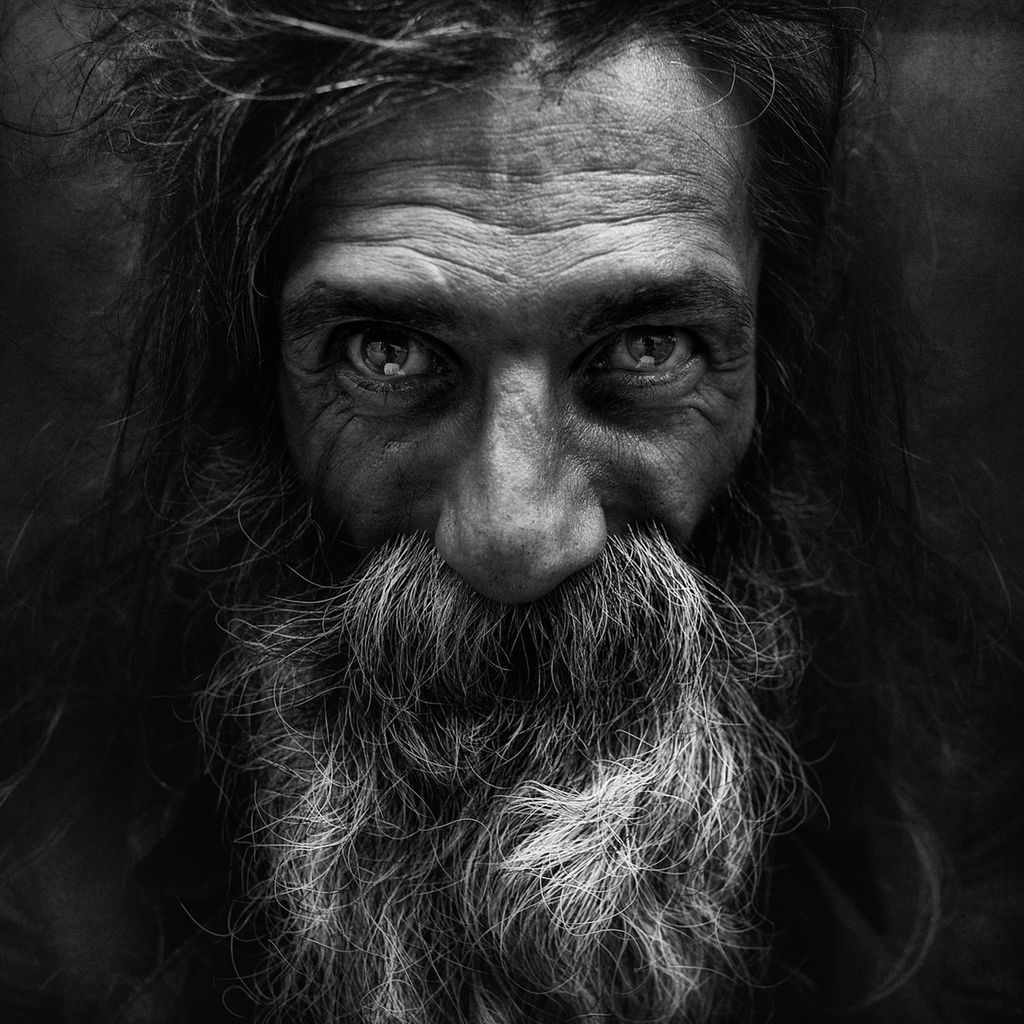 W 2008 roku księgowy i fotograf amator Lee Jeffries przebywał w Londynie by przebiec maraton. Dzień przed postanowił przejść się po mieście i wykonać trochę zdjęć. W okolicy Leicester Square próbował sfotografować swoim 5D z obiektywem 70-200 mm bezdomną kobietę, skuloną w śpiworze wśród pojemników po chińskiej żywności. Kobieta zauważyła fotografa i zaczęła krzyczeć przyciągając uwagę przechodniów.