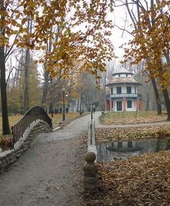 Wracają stamtąd z obrączką na palcu. Park Zamkowy przyciąga turystów