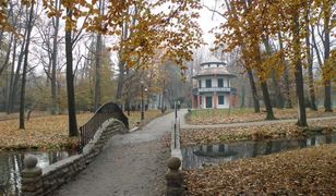 Wracają stamtąd z obrączką na palcu. Park Zamkowy przyciąga turystów