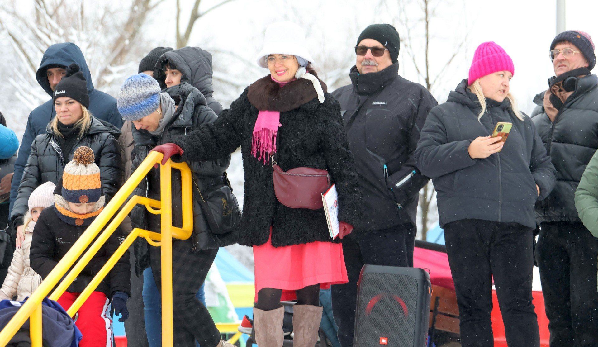 Ci, którzy nie odważyli się na zimną kąpiel, podziali ze skarpy przy plaży