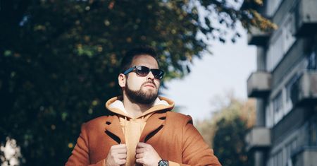 Męska bluza z kapturem w zimowej stylizacji z płaszczem - podpowiadamy, jak stworzyć modny outfit na ten sezon!