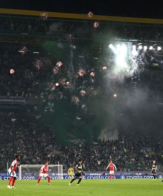 Fajerwerki nad głową bramkarza Arsenalu. UEFA zapowiada działania