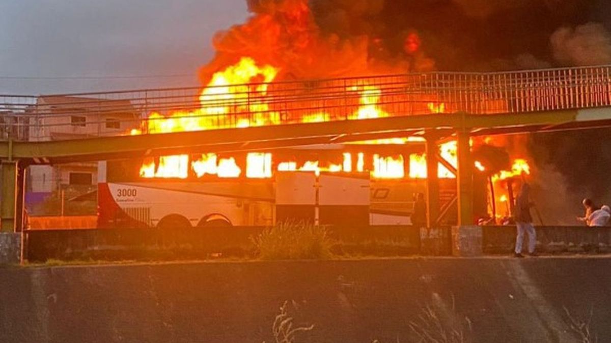 Twitter / Autobus przewożący kibiców Cruzeiro stanął w ogniu