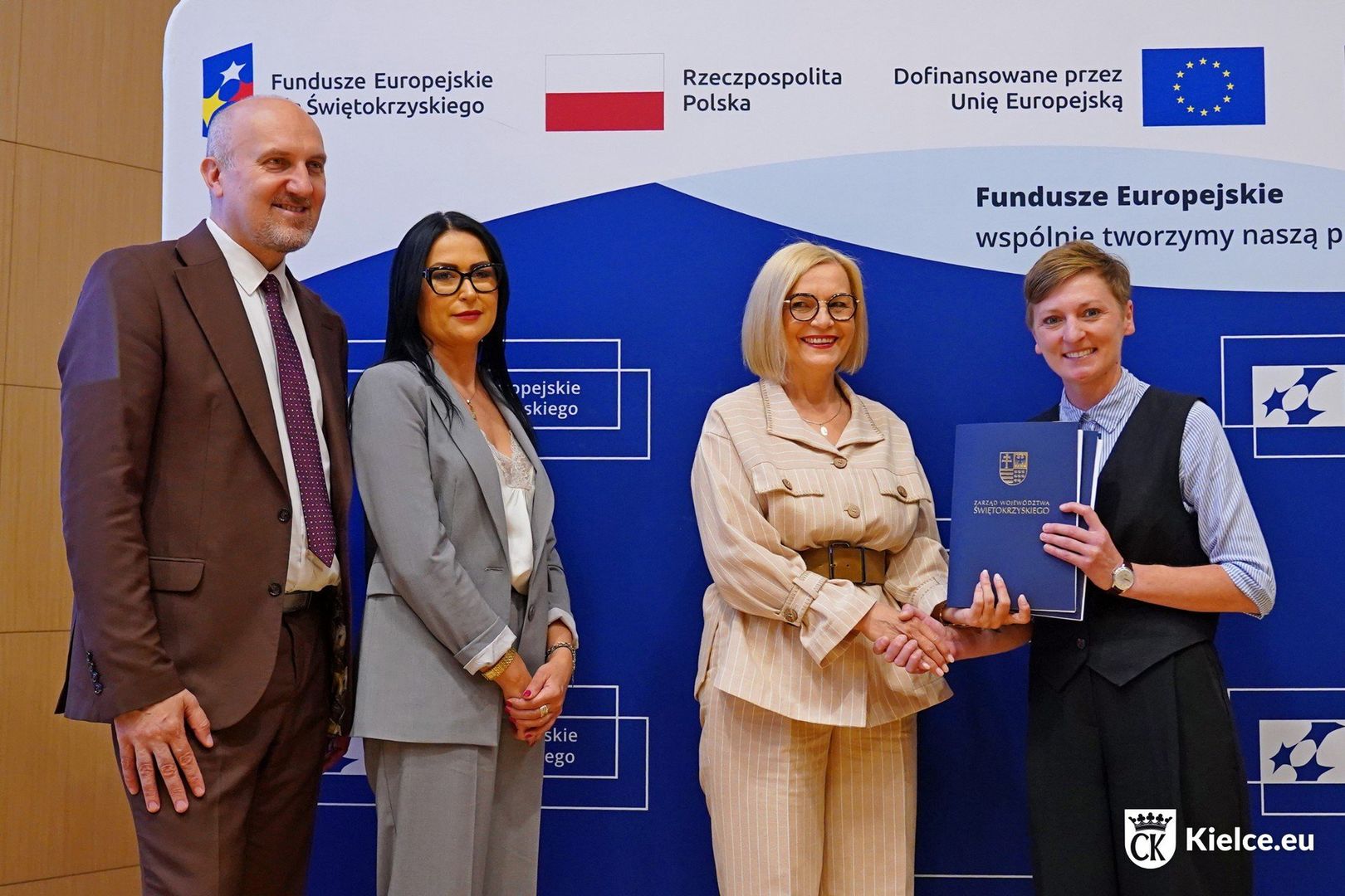 Na zdjęciu od lewej: wicemarszałek województwa Grzegorz Socha, kielecka skarbnik Marzena Bzymek, marszałek Renata Janik i prezydentka Agata Wojda