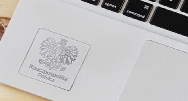 Rządowe laptopy dla uczniów z orłem na obudowie. Ma zniechęcić do odsprzedaży
