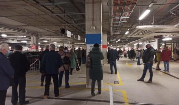 Szczepienia. Tłumy w kolejce w Szpitalu Narodowym. "Jedni wchodzą na drugich"