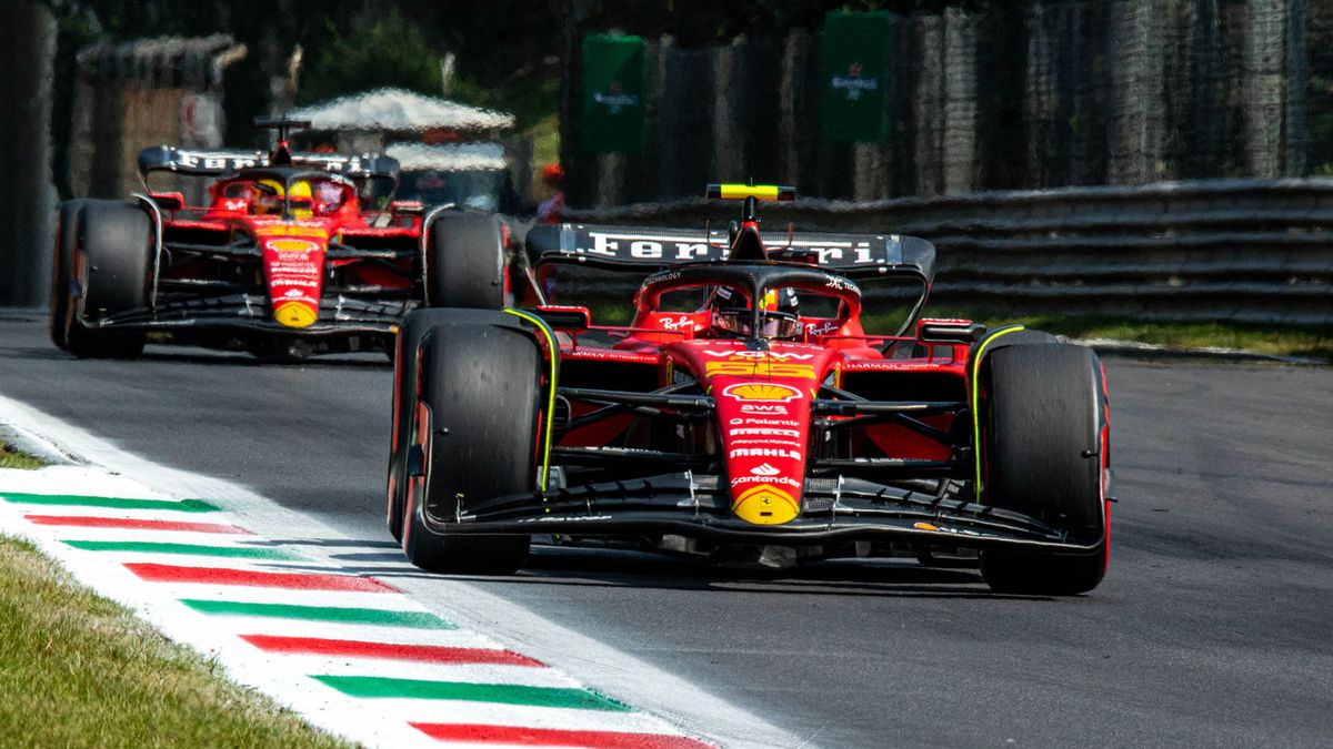 Zdjęcie okładkowe artykułu: Materiały prasowe / Ferrari / Na zdjęciu: Carlos Sainz przed Charlesem Leclercem