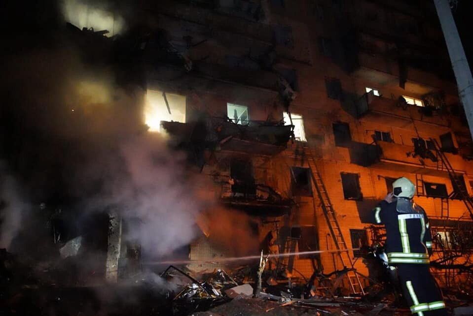 Strażacy podczas akcji gaszenia ostrzelanego budynku w Kijowie 