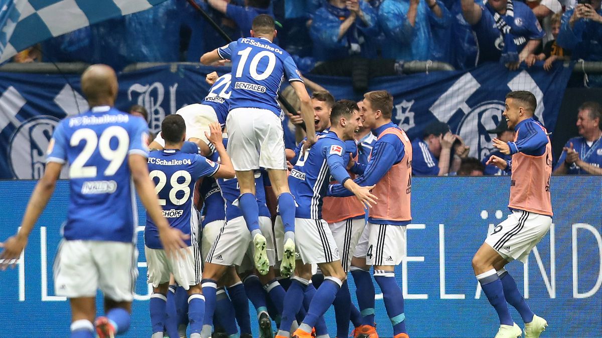 Zdjęcie okładkowe artykułu: Getty Images / Christof Koepsel / Na zdjęciu: piłkarze Schalke 04 Gelsenkirchen