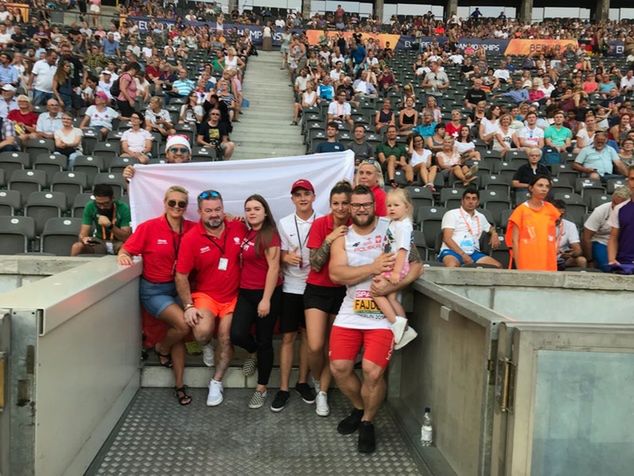 Rodzina wspiera Pawła Fajdka podczas większości zawodów. Tata Waldemar przeżywa starty syna tak mocno, że zwykle płacze