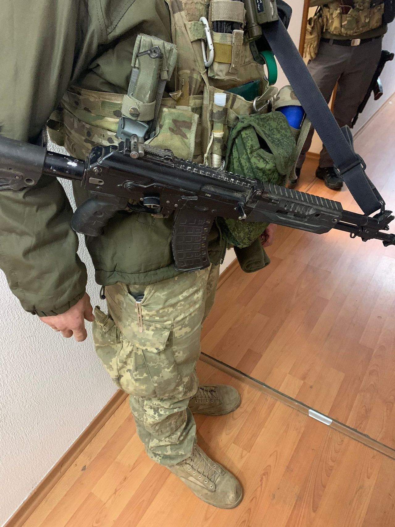 Karabinek AK-12 w rękach żołnierza ukraińskiego.