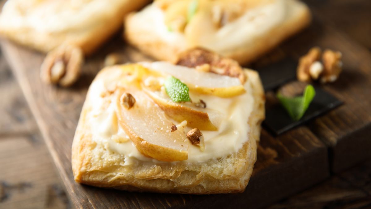 Jabłka w cieście francuskim.