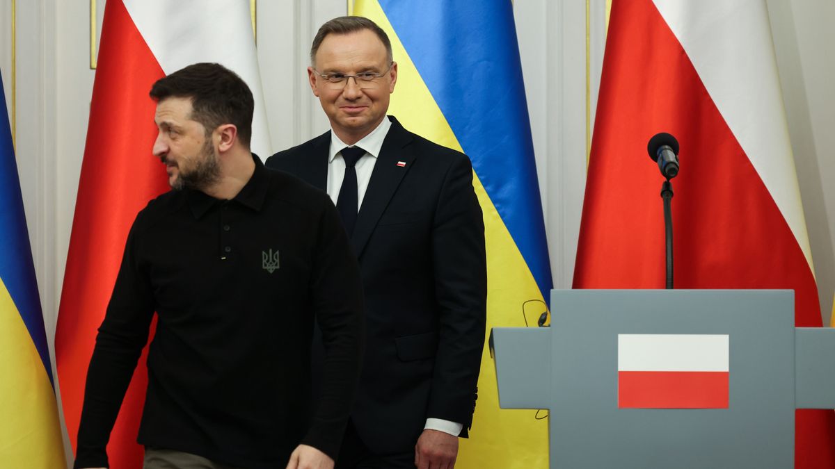 Warszawa, 15.01.2025. Prezydent RP Andrzej Duda (P) oraz prezydent Ukrainy Wołodymyr Zełenski (L) podczas wspólnej konferencji prasowej, po spotkaniu w Belwederze w Warszawie, 15 bm. (mr) PAP/Albert Zawada ***Do tego materiału zdjęciowego dostępna jest również depesza w systemie CSI, pt.: Prezydent Ukrainy przybył do Belwederu na spotkanie z prezydentem Dudą***