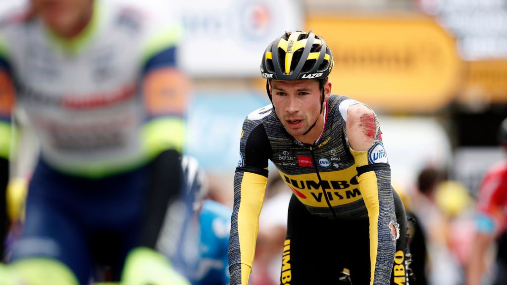 Getty Images / Benoit Tessier / Na zdjęciu: Primoz Roglic po kraksie na trzecim etapie Tour de France 2021