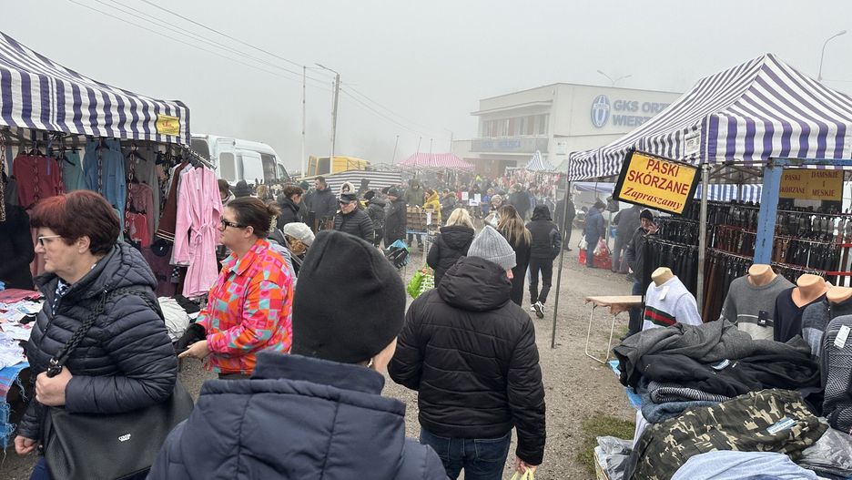 Mimo dotkliwego chłodu na targu w Wierzbicy było mnóstwo kupujących.