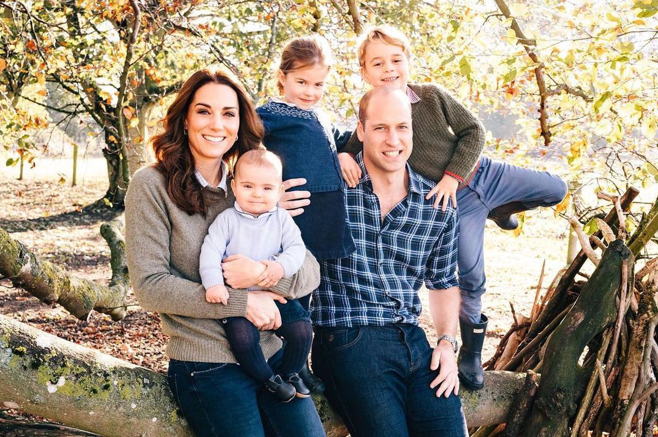 Świąteczna kartka Kate, Wiliama i ich dzieci. Księżniczka Charlotte to wykapana mama