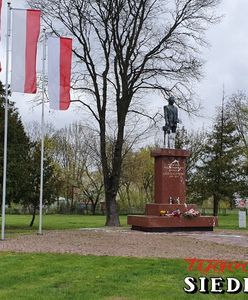 Siedlce. Pomnik Lecha Kaczyńskiego oblany farbą. Policja szuka sprawców