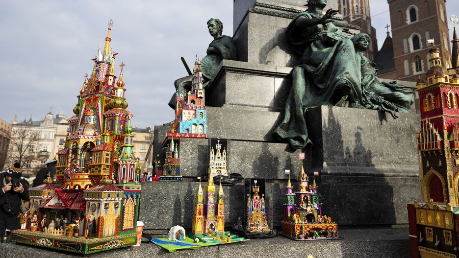 Prace zgłoszone do Konkursu Szopek Krakowskich tradycyjnie zaprezentowano pod pomnikiem Adama Mickiewicza na Rynku Głównym w Krakowie.