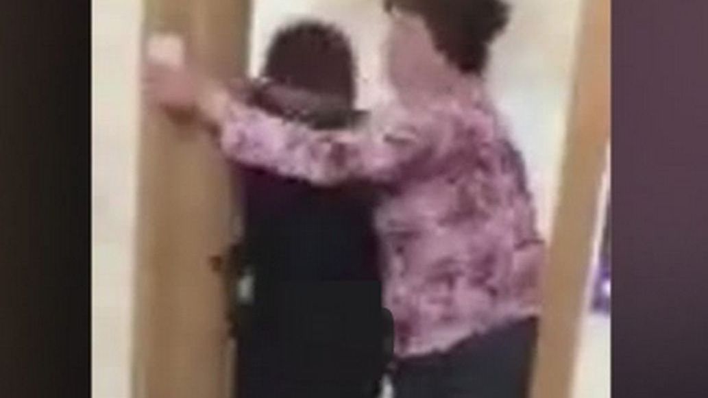 Nauczycielka rozebrała uczennicę do stanika