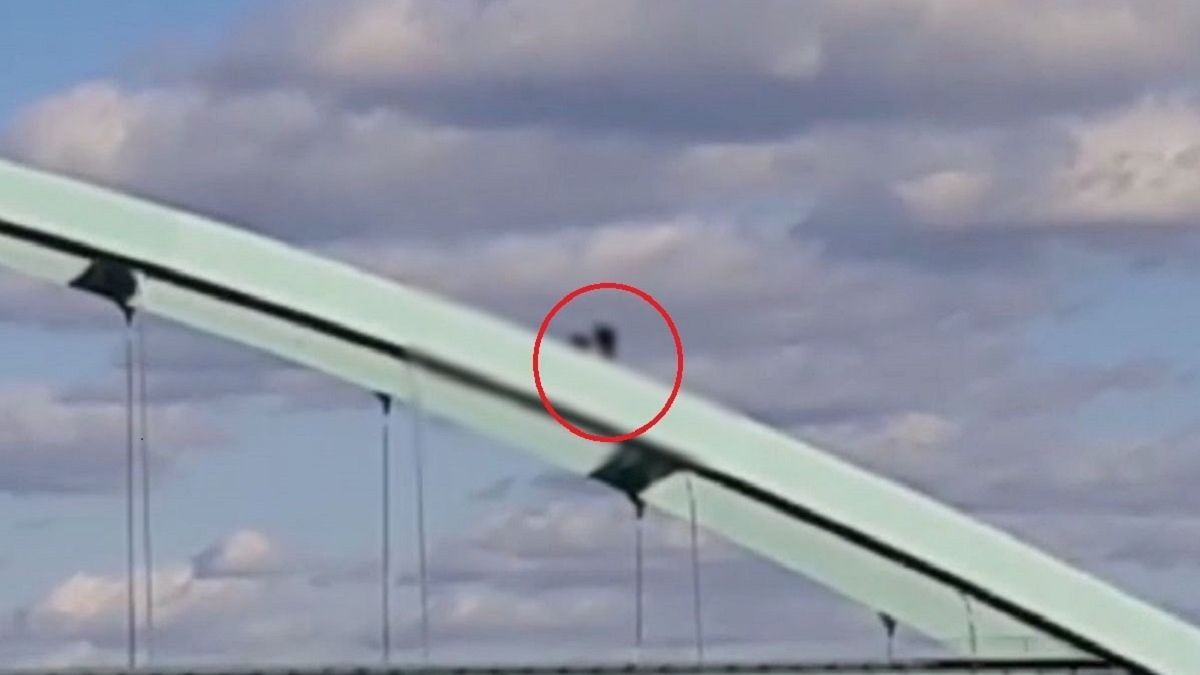 Niebezpieczna randka na szczycie wiaduktu. O włos od tragedii