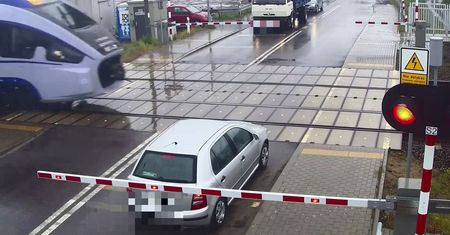 2000 zł mandatu i sporo strachu. 82-latek zignorował rogatki na przejeździe kolejowym