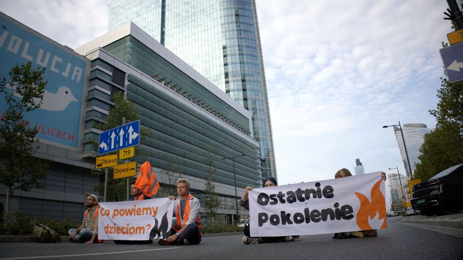 Ostatnie Pokolenie blokuje ulice w centrum Warszawy
Fot. Michal Zebrowski/East News,  Warszawa, 02.09.2024. Blokada stolecznych ulic przez Ostatnie Pokolenie.
Michal Zebrowski