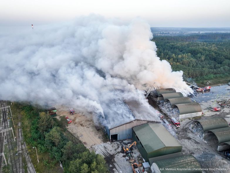 Pożar zakładu przetwarzania odpadów w Koniecpolu. Trwa akcja