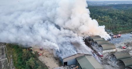 Pożar zakładu przetwarzania odpadów w Koniecpolu. Trwa akcja