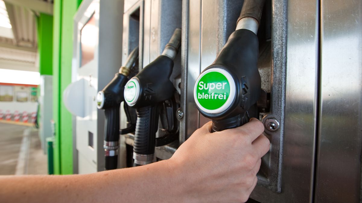 fotolia, ostern, tankstelle, super, benzin, sprit, tanken, tankstelle, hand, super bleifrei, auto, e5, kraftstoff, kfz, pkw, biosprit, zapfsäule, zapfpistole, eu, oktan, 95, normal, tanke, deutschland, plus, super plus, zapfhahn, verbrauch, rohöl, preis, reisekosten, kosten, maut, autobahn, ottokraftstoff