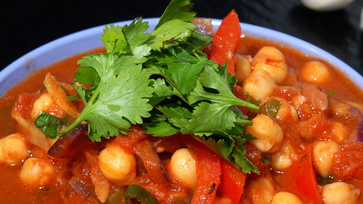 Fasolka w sosie pomidorowym z dodatkiem ciecierzycy