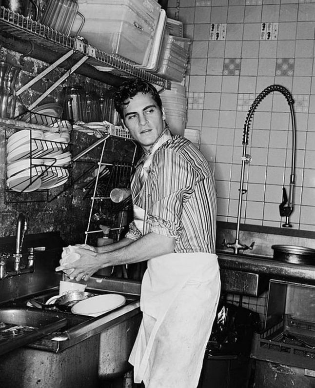 Joaquin Phoenix zmywający naczynia