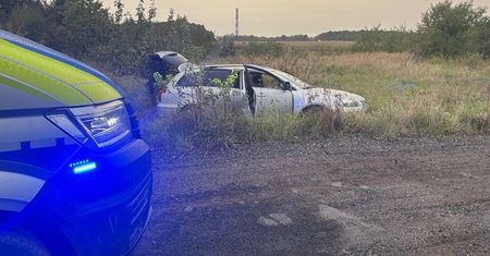 Uciekał przed policją, choć sam nie wiedział dlaczego. Skończył w rowie