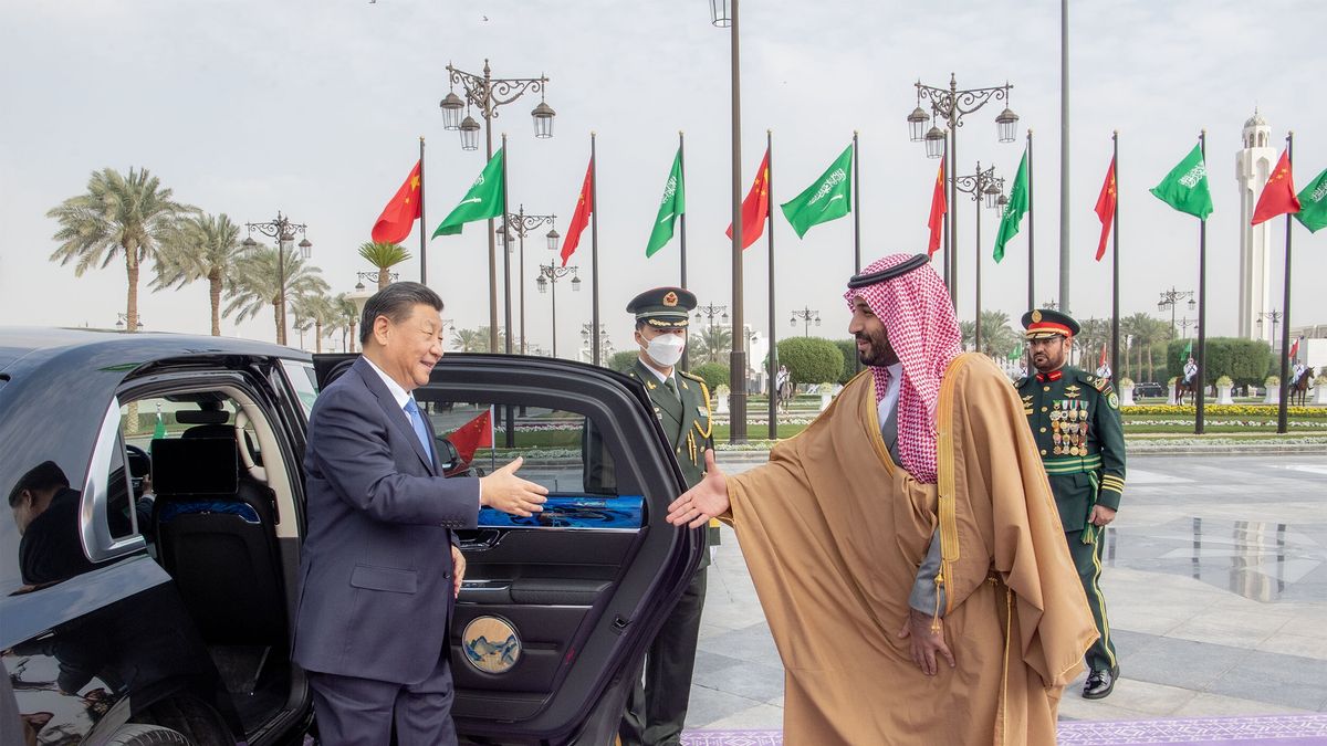 RIYADH, SAUDI ARABIA - DECEMBER 8: (----EDITORIAL USE ONLY â MANDATORY CREDIT - 'ROYAL COURT OF SAUDI ARABIA / HANDOUT' - NO MARKETING NO ADVERTISING CAMPAIGNS - DISTRIBUTED AS A SERVICE TO CLIENTS----) Chinese President, Xi Jinping (L) is welcomed by Crown Prince of Saudi Arabia Mohammed bin Salman Al Saud (R) at the Palace of Yamamah in Riyadh, Saudi Arabia on December 8, 2022. Chinese President Jinping is in Saudi Arabia to attend China-Arab States Summit and the China-Gulf Cooperation Council (GCC) Summit. (Photo by Royal Court of Saudi Arabia/Anadolu Agency via Getty Images)