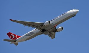 Awantura w samolocie. Uderzył stewardessę. Mówił o szariacie
