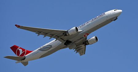 Awantura w samolocie. Uderzył stewardessę. Mówił o szariacie