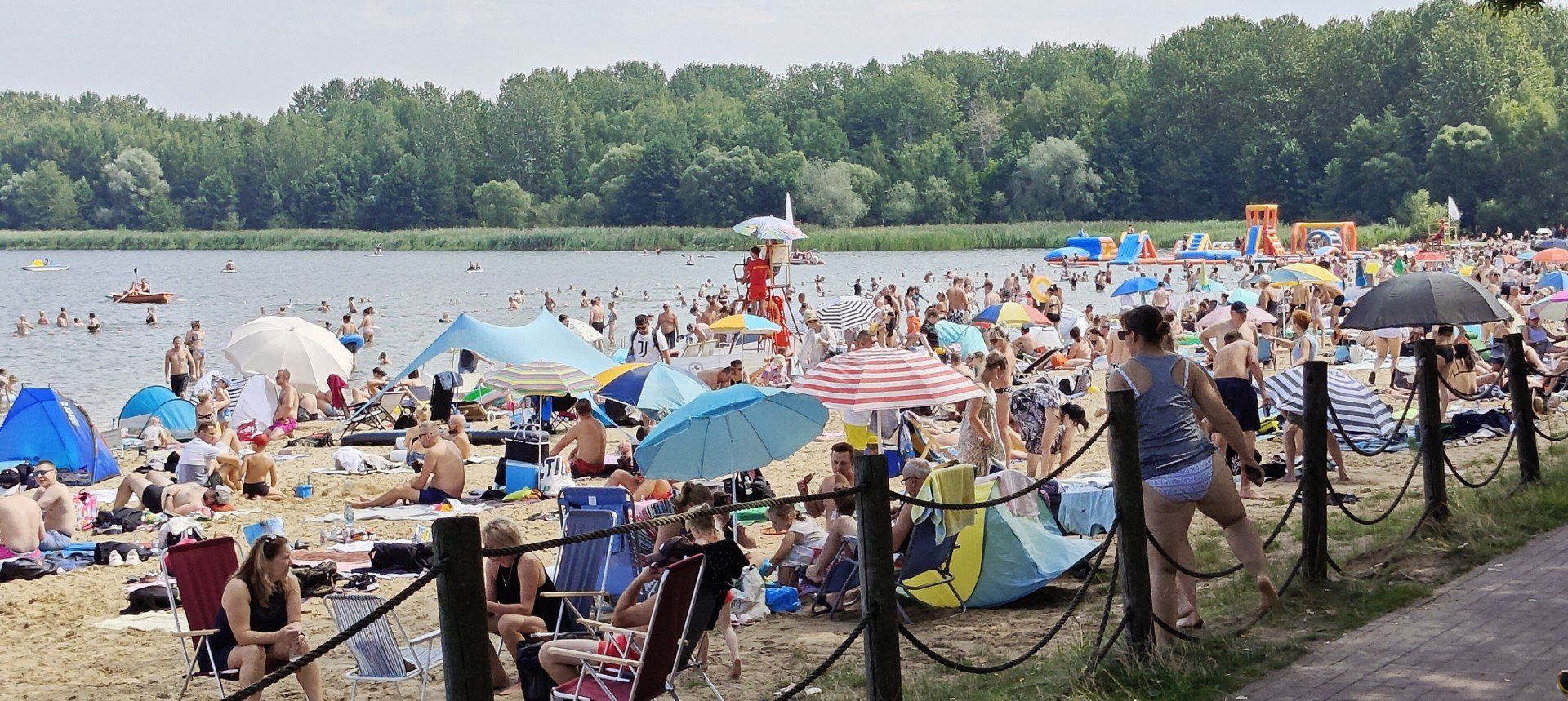 Dąbrowska Riwiera przeżywa oblężenie! Pogoria III pęka w szwach. Plażowicze korzystają z uroków słońca i orzeźwiającej wody. Zobacz ZDJĘCIA