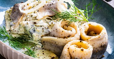 Szwagierka dała mi przepis na śledzie proboszcza. To zestawienie smaków zawsze robi wrażenie