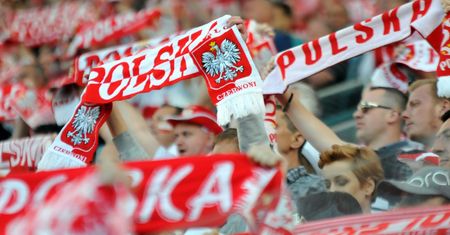 Piłka sprzeda wszystko. Za naklejki i koszulki wielu z nas dałoby się pokroić