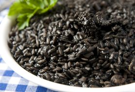 Czarny ryż – nietypowa odmiana znanego produktu. Czy jest lepszy niż brązowy?