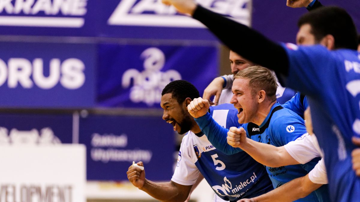 WP SportoweFakty / Michał Mieczkowski / Na zdjęciu: Ramon Oliveira i szczypiorniści Stali Mielec